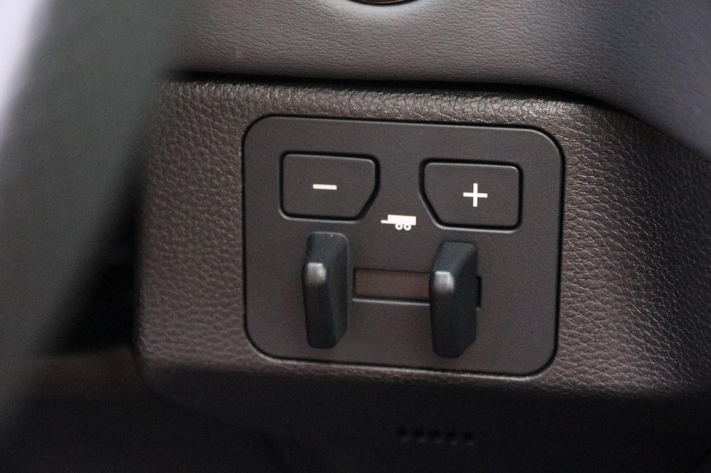 Toyota Sequoia Vehicle Full-screen Gallery Image 18