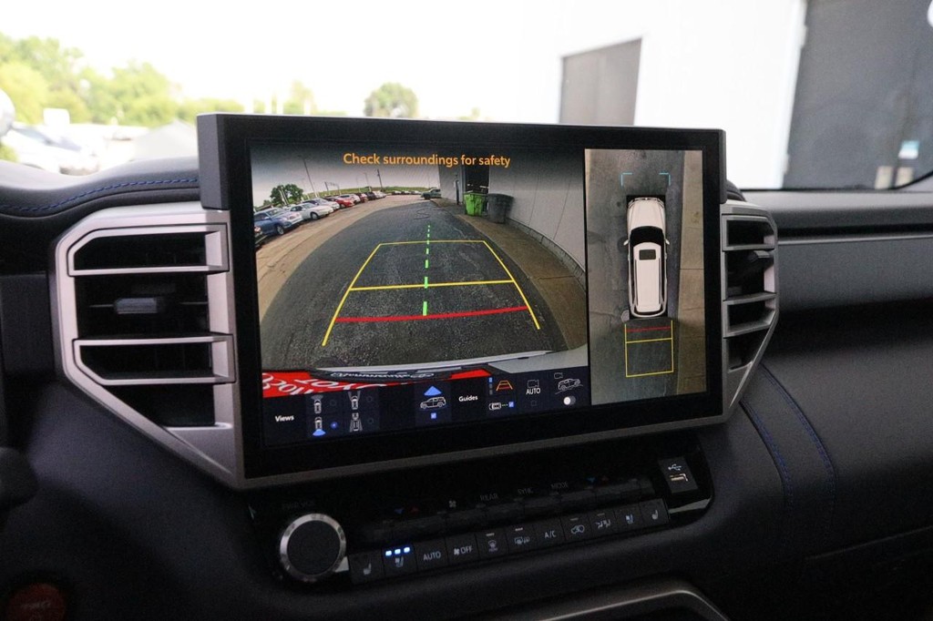 Toyota Sequoia Vehicle Full-screen Gallery Image 20