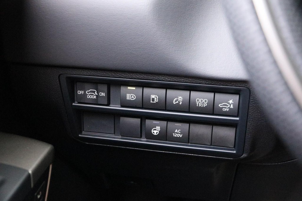 Toyota Sequoia Vehicle Full-screen Gallery Image 24