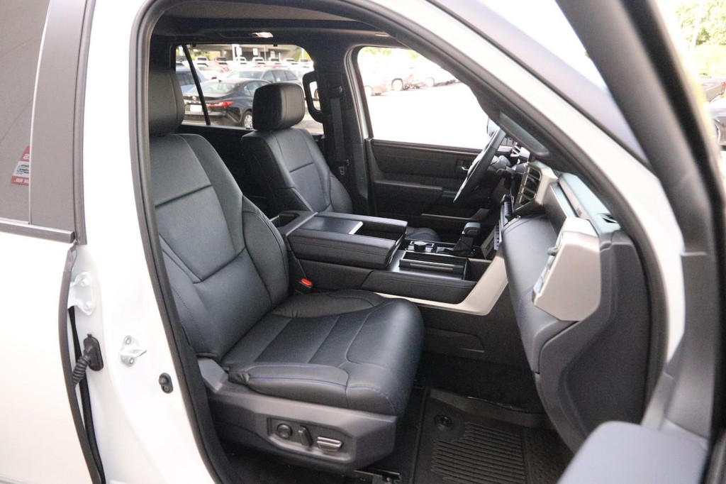 Toyota Sequoia Vehicle Full-screen Gallery Image 30