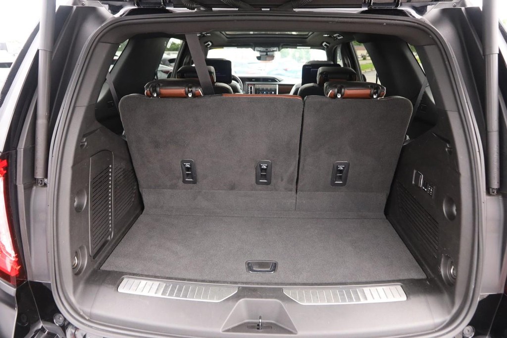 GMC Yukon Vehicle Full-screen Gallery Image 7