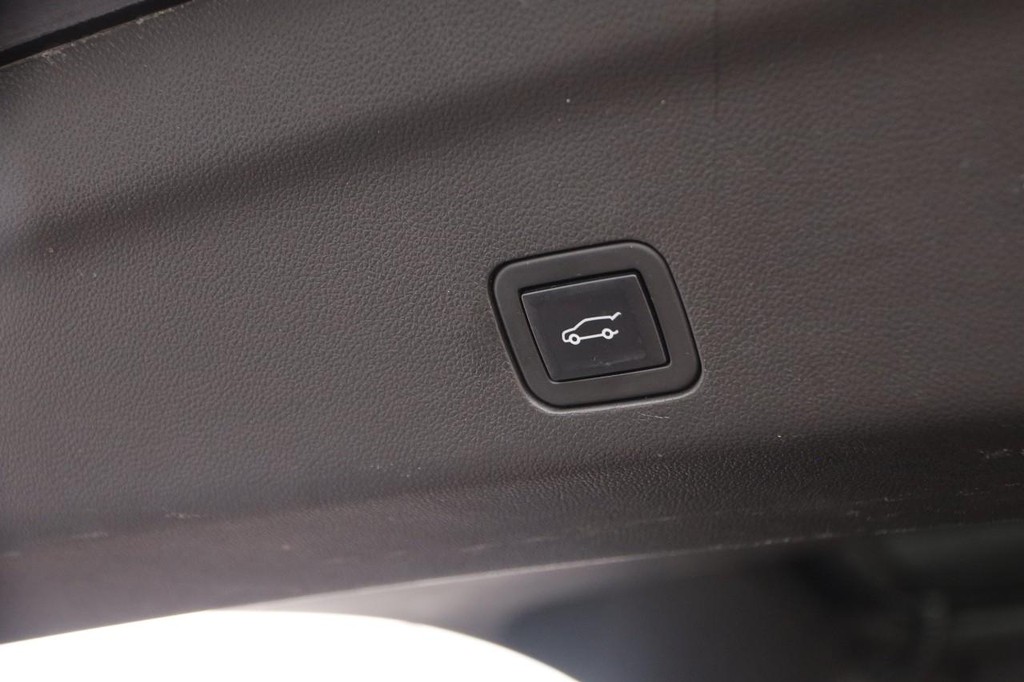 GMC Yukon Vehicle Full-screen Gallery Image 8