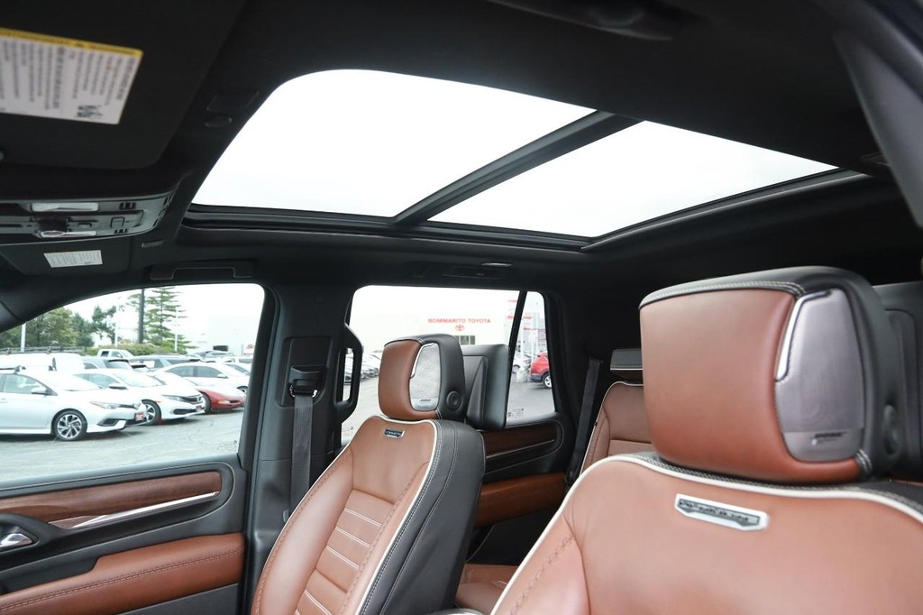 GMC Yukon Vehicle Full-screen Gallery Image 9