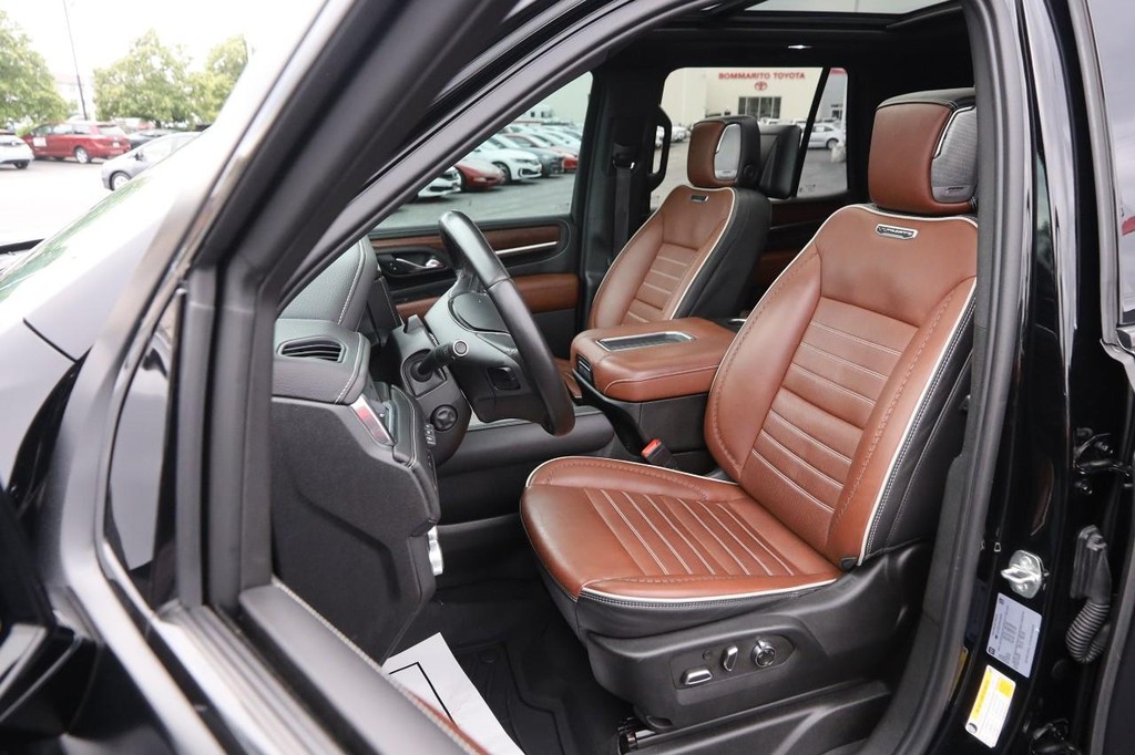 GMC Yukon Vehicle Full-screen Gallery Image 10