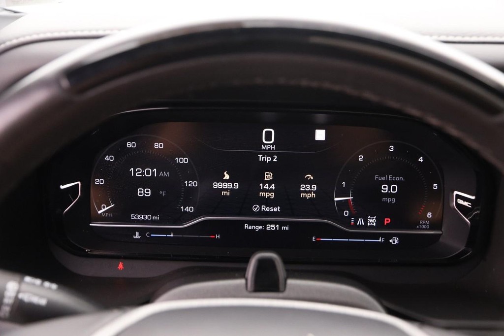 GMC Yukon Vehicle Full-screen Gallery Image 16