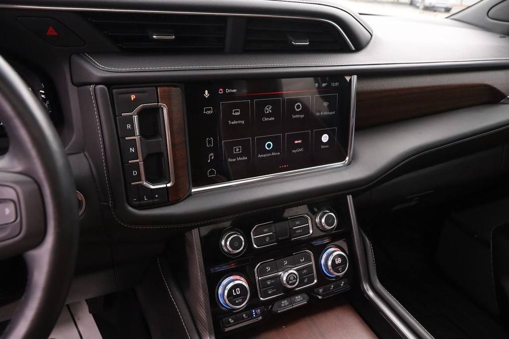 GMC Yukon Vehicle Full-screen Gallery Image 19