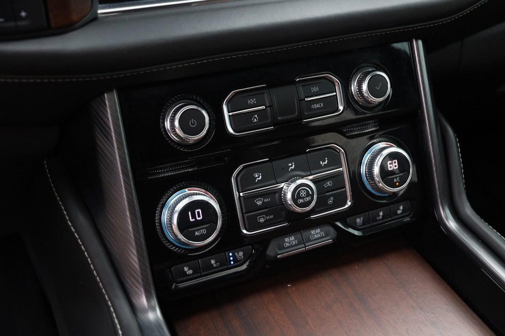 GMC Yukon Vehicle Full-screen Gallery Image 22