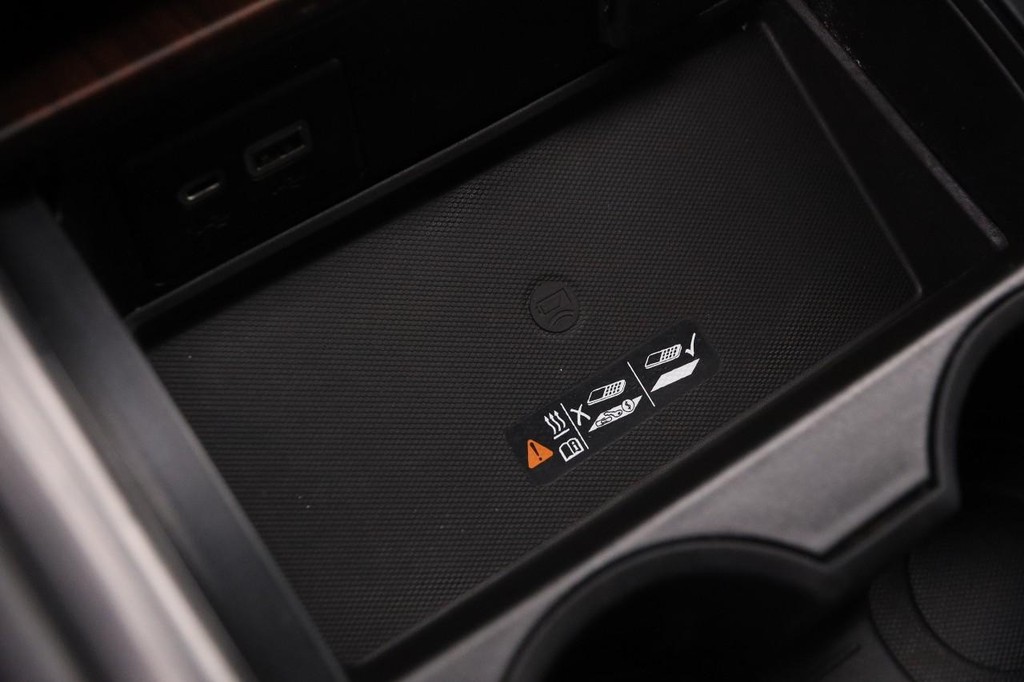 GMC Yukon Vehicle Full-screen Gallery Image 23