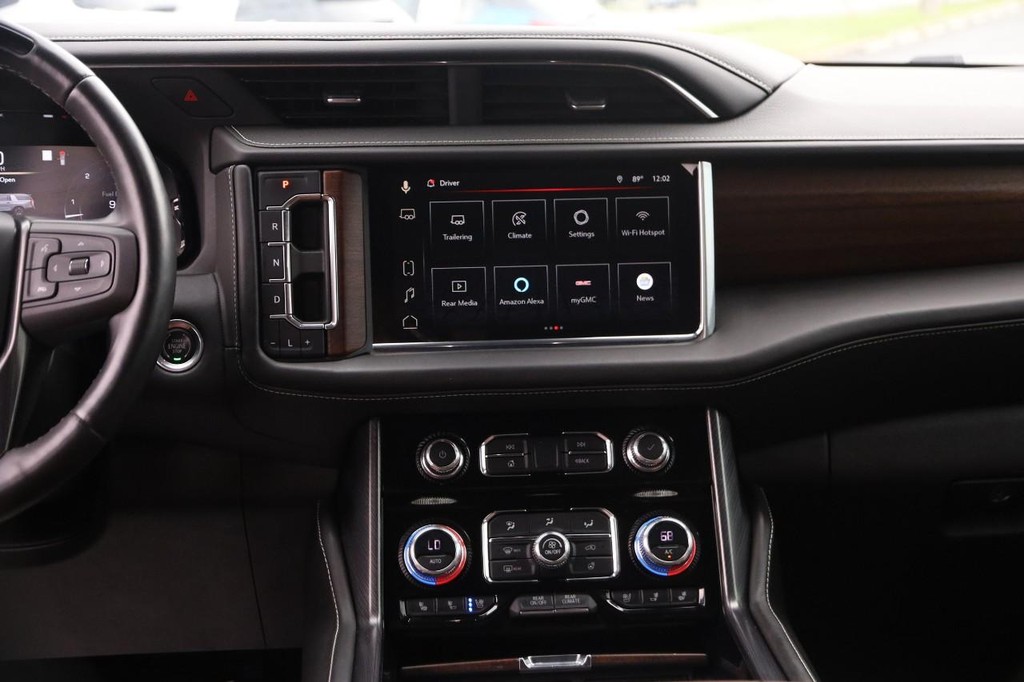 GMC Yukon Vehicle Full-screen Gallery Image 27
