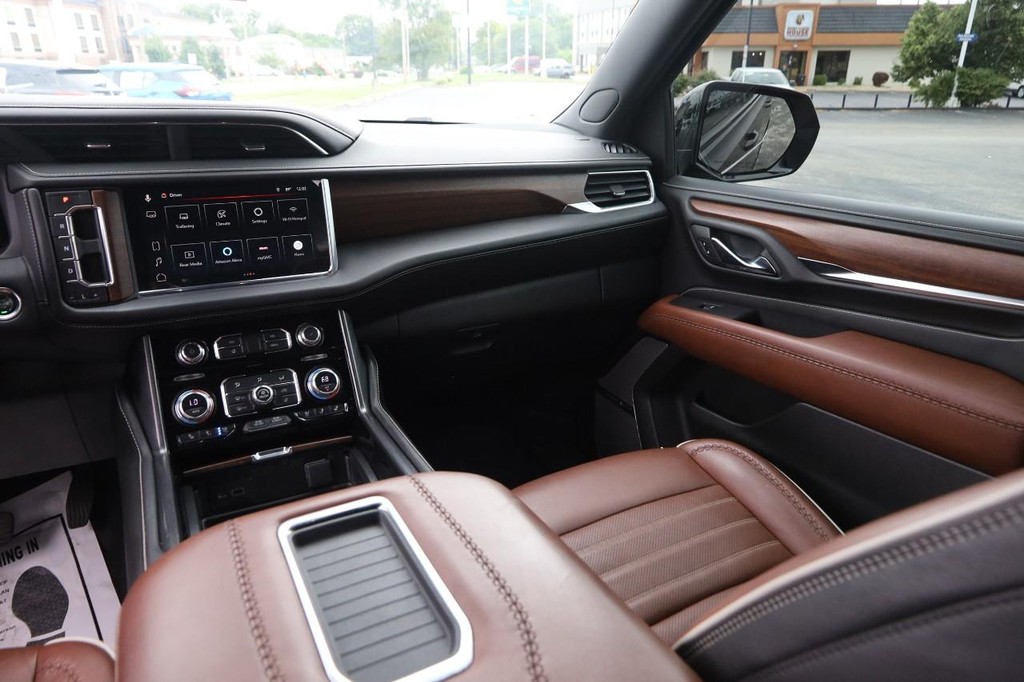 GMC Yukon Vehicle Full-screen Gallery Image 28