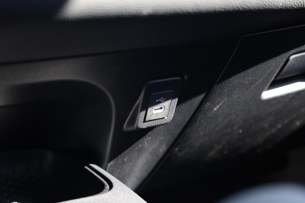 Toyota Corolla Vehicle Full-screen Gallery Image 13