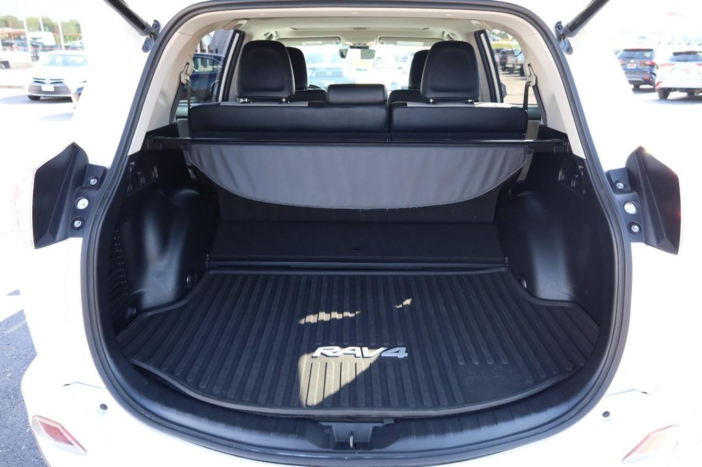 Toyota RAV4 Hybrid Vehicle Full-screen Gallery Image 7