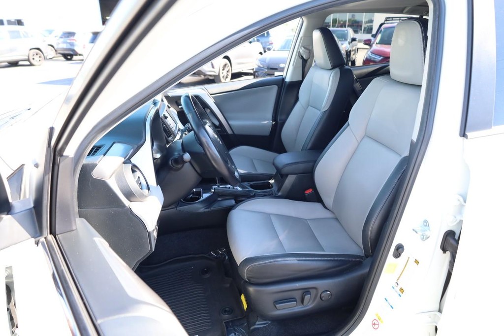 Toyota RAV4 Hybrid Vehicle Full-screen Gallery Image 8