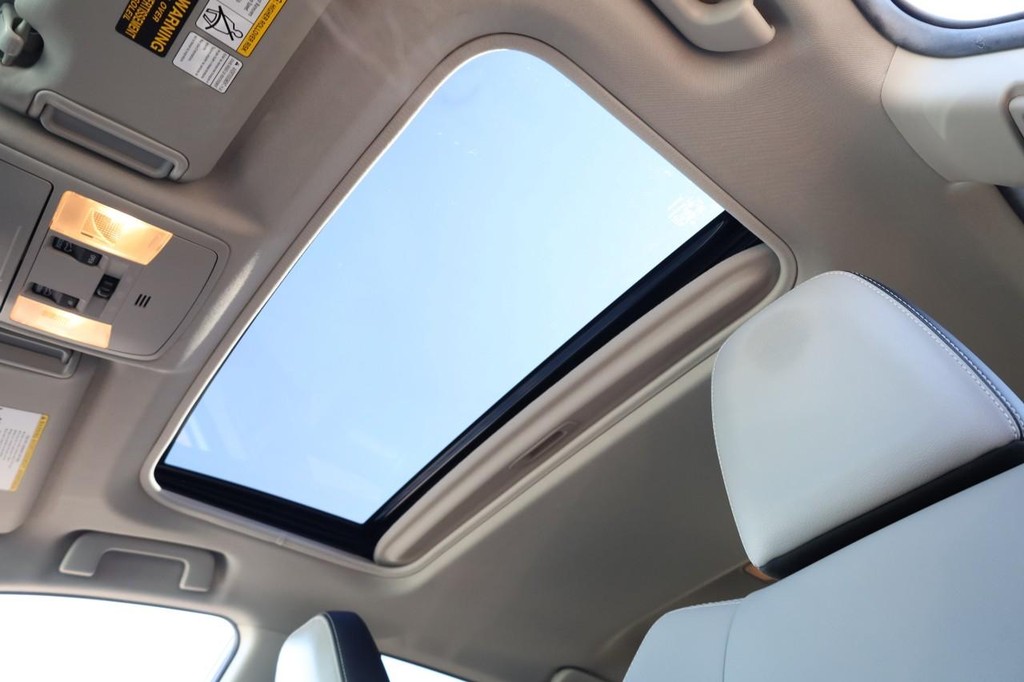 Toyota RAV4 Hybrid Vehicle Full-screen Gallery Image 9