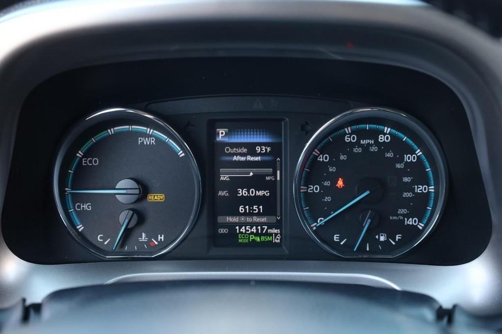 Toyota RAV4 Hybrid Vehicle Full-screen Gallery Image 11