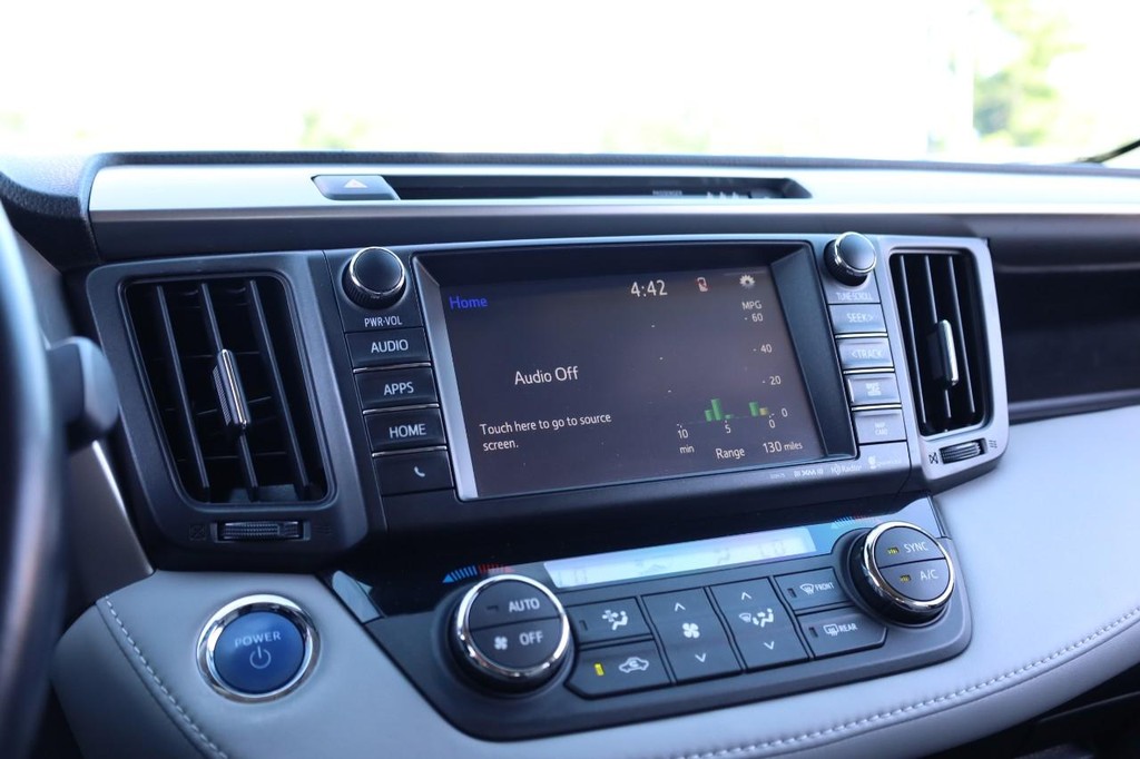 Toyota RAV4 Hybrid Vehicle Full-screen Gallery Image 12