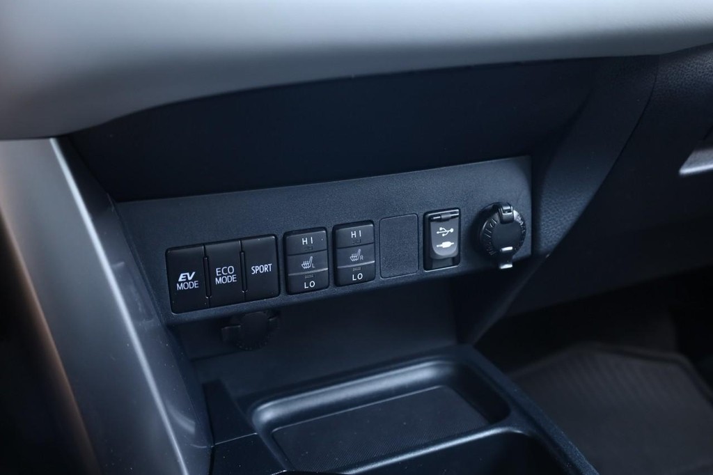Toyota RAV4 Hybrid Vehicle Full-screen Gallery Image 14