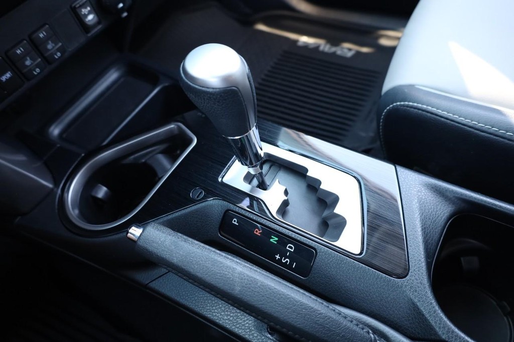 Toyota RAV4 Hybrid Vehicle Full-screen Gallery Image 15