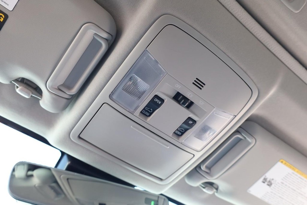 Toyota RAV4 Hybrid Vehicle Full-screen Gallery Image 16