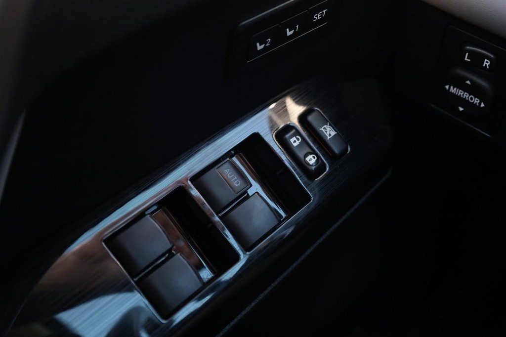 Toyota RAV4 Hybrid Vehicle Full-screen Gallery Image 17