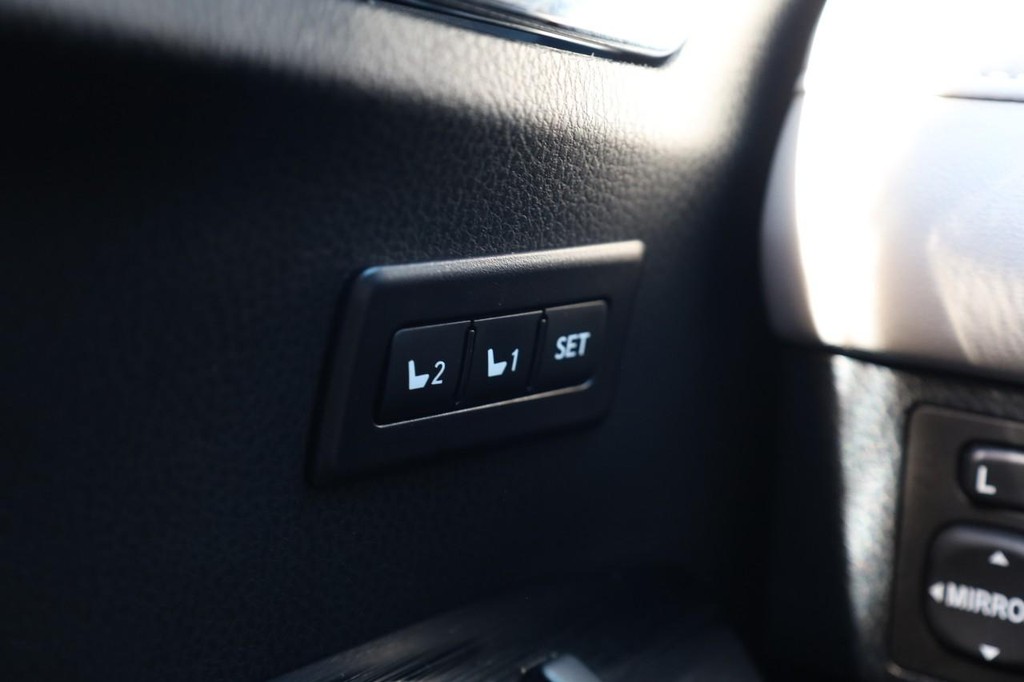Toyota RAV4 Hybrid Vehicle Full-screen Gallery Image 18