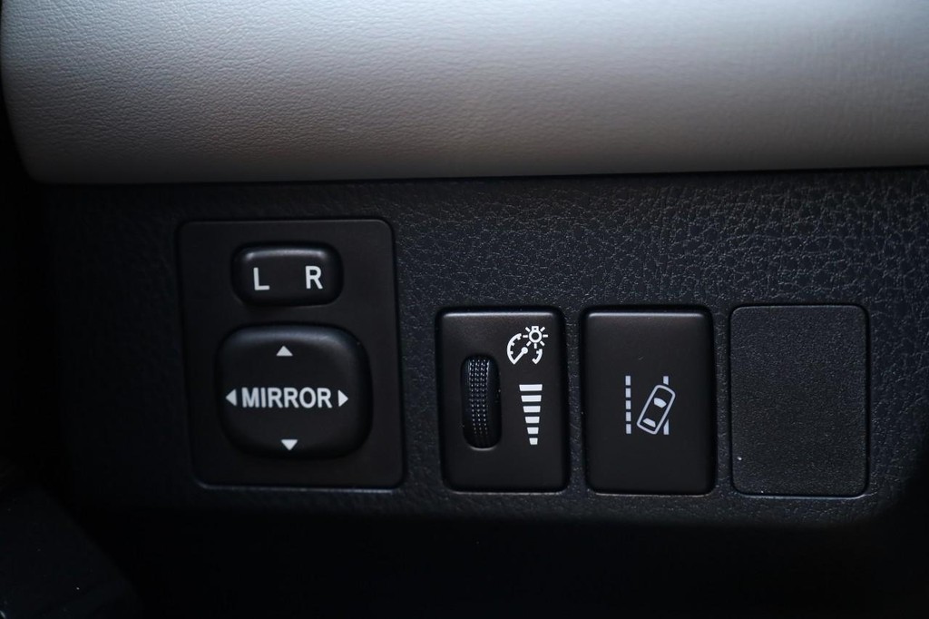 Toyota RAV4 Hybrid Vehicle Full-screen Gallery Image 19