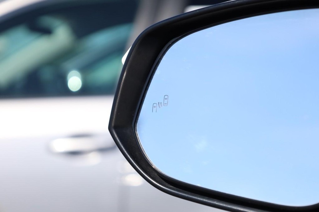 Toyota RAV4 Hybrid Vehicle Full-screen Gallery Image 20