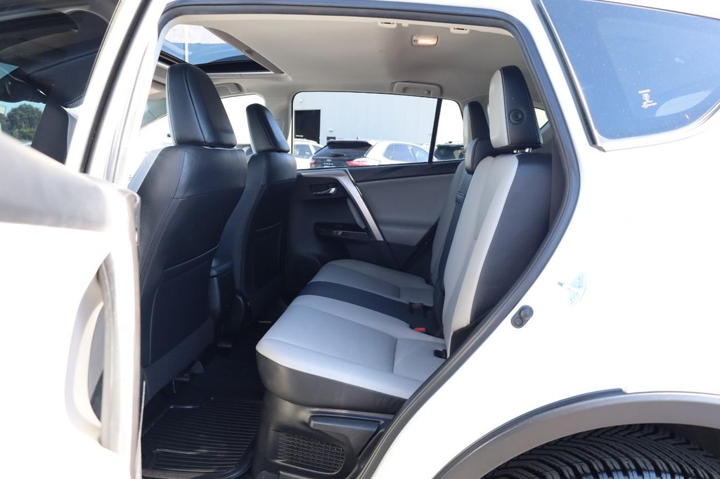 Toyota RAV4 Hybrid Vehicle Full-screen Gallery Image 21