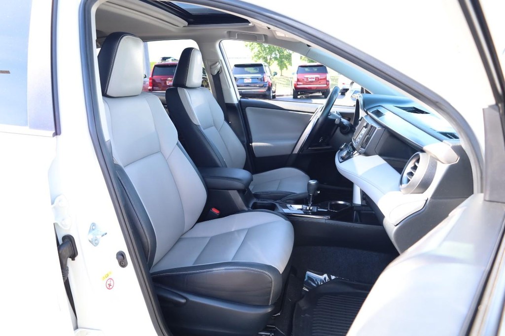 Toyota RAV4 Hybrid Vehicle Full-screen Gallery Image 24