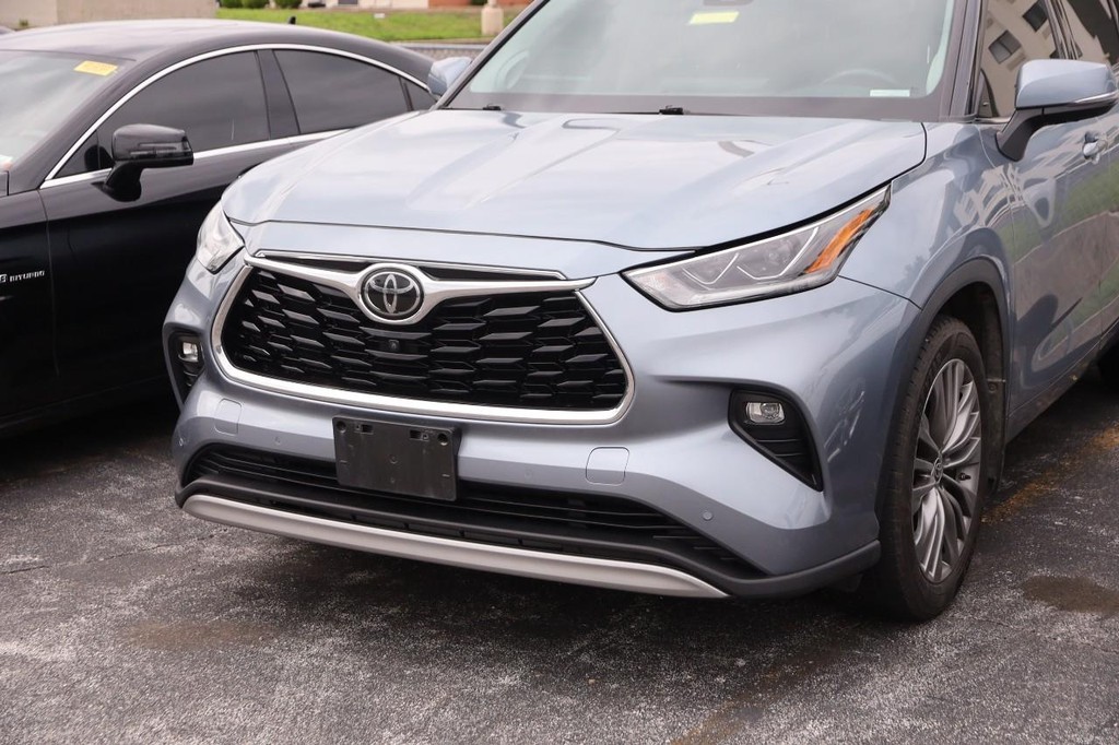 Toyota Highlander Vehicle Full-screen Gallery Image 5