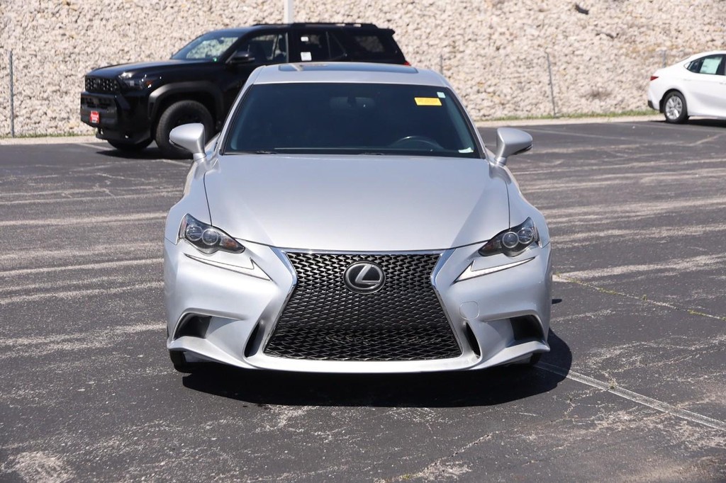 Lexus IS 350 Vehicle Full-screen Gallery Image 4