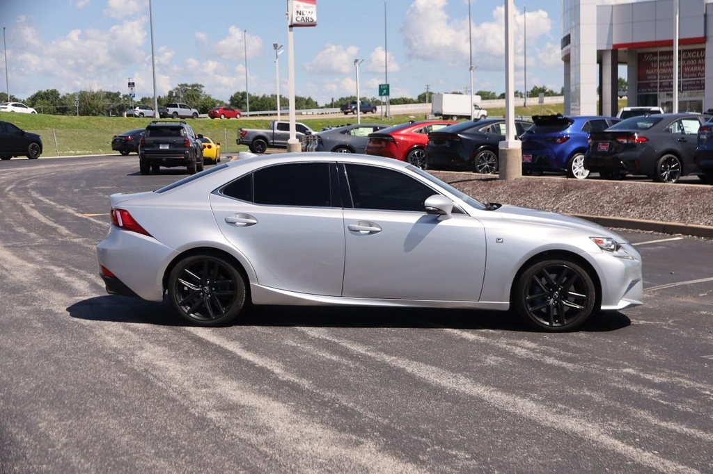 Lexus IS 350 Vehicle Full-screen Gallery Image 5