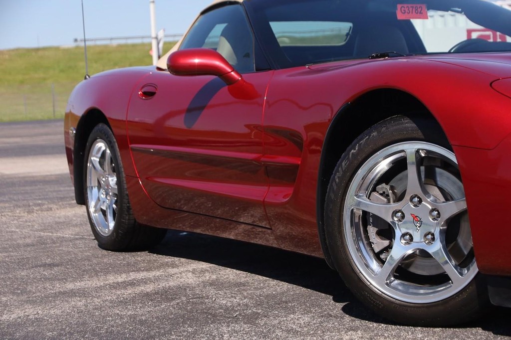 Chevrolet Corvette Vehicle Full-screen Gallery Image 03