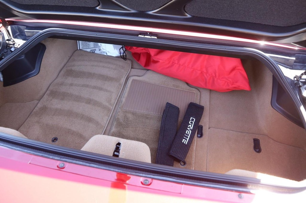 Chevrolet Corvette Vehicle Full-screen Gallery Image 07
