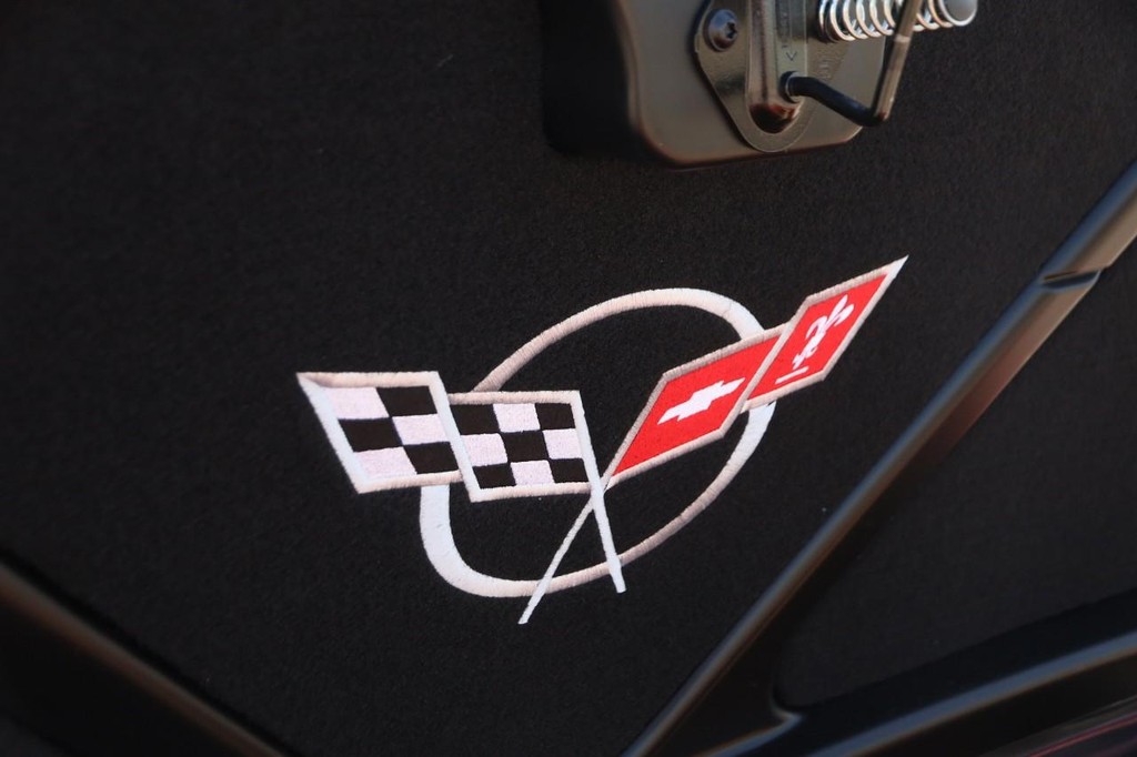 Chevrolet Corvette Vehicle Full-screen Gallery Image 09