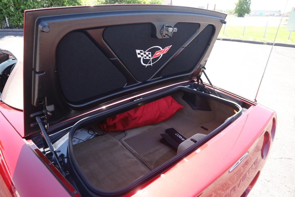 Chevrolet Corvette Vehicle Full-screen Gallery Image 10