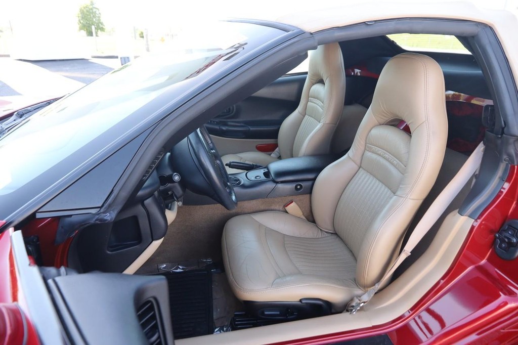 Chevrolet Corvette Vehicle Full-screen Gallery Image 11