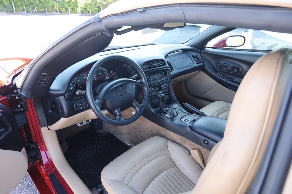 Chevrolet Corvette Vehicle Full-screen Gallery Image 12