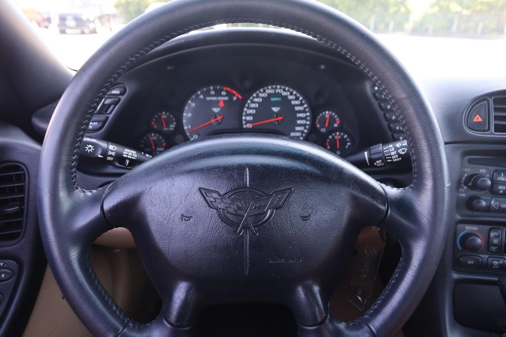 Chevrolet Corvette Vehicle Full-screen Gallery Image 13