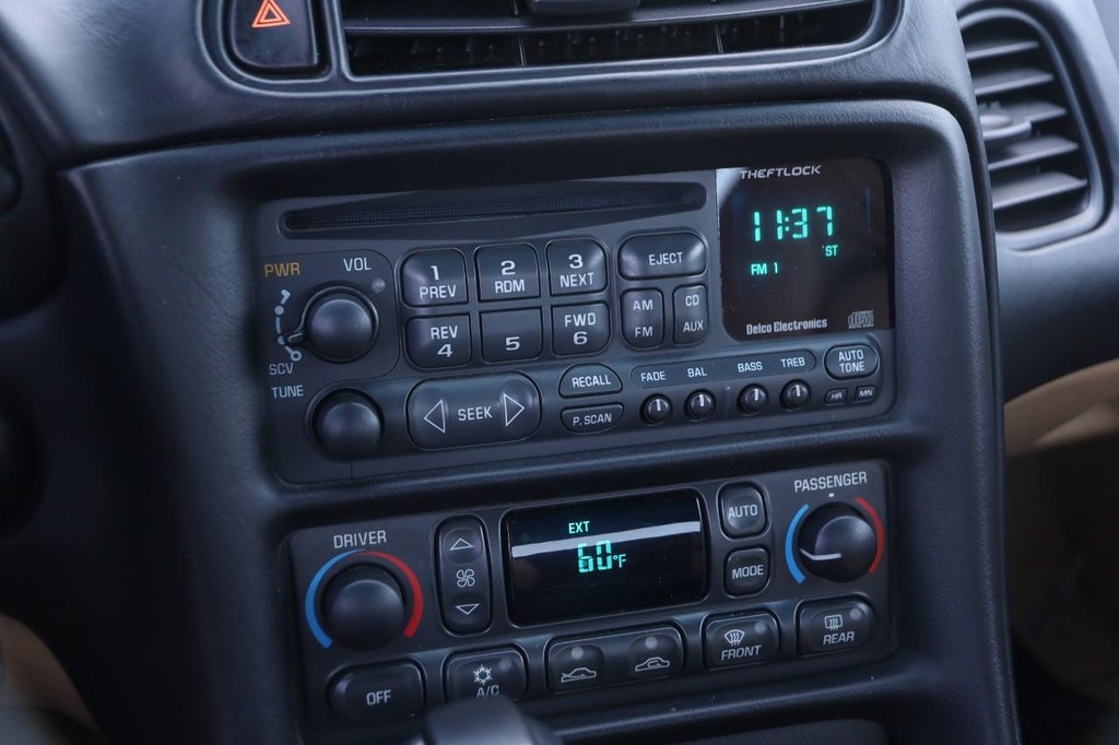 Chevrolet Corvette Vehicle Full-screen Gallery Image 16