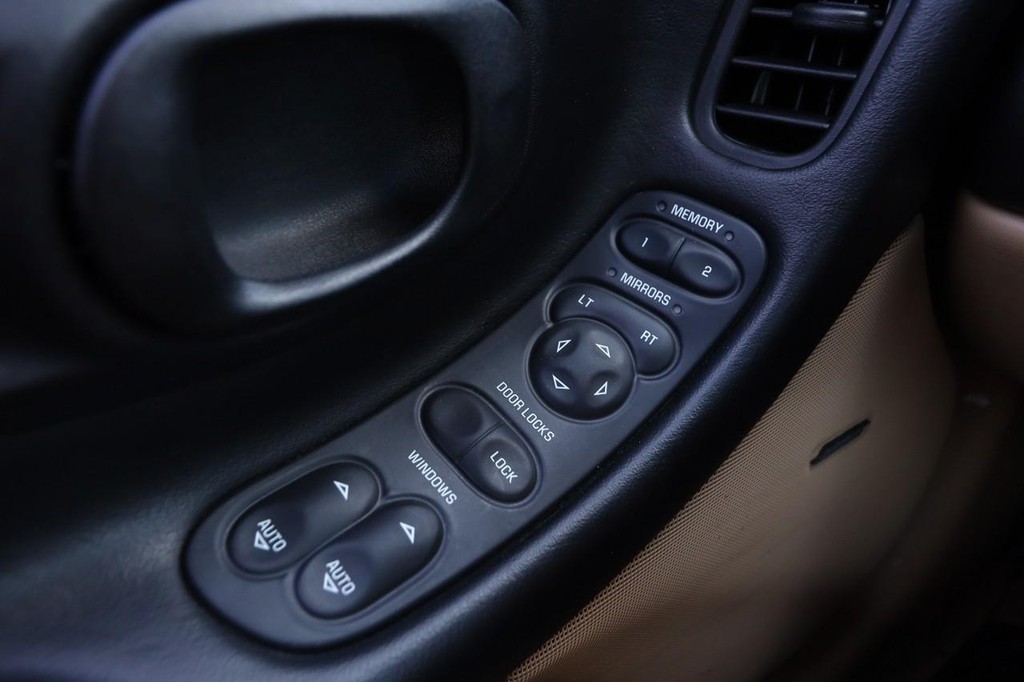 Chevrolet Corvette Vehicle Full-screen Gallery Image 17