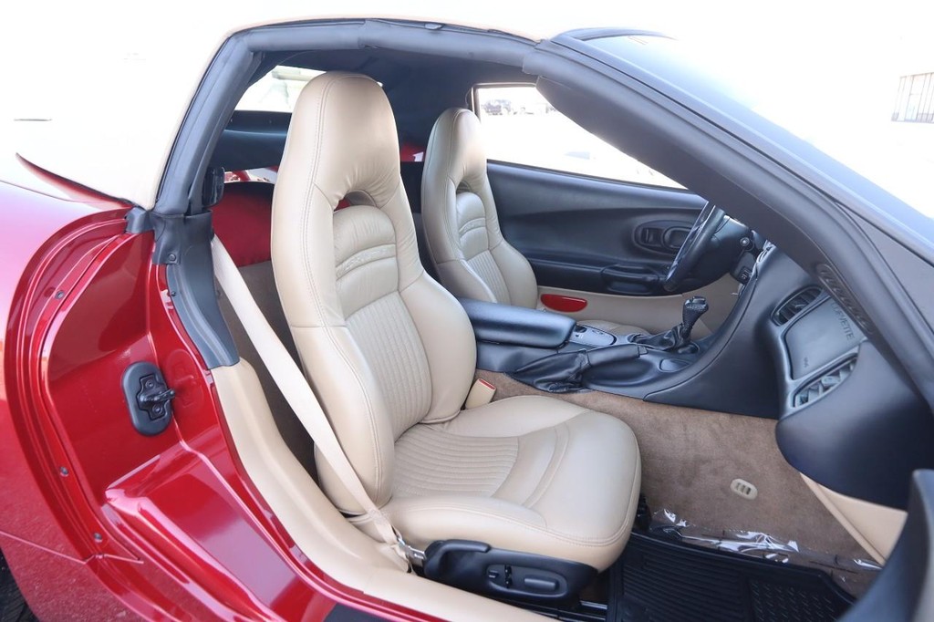 Chevrolet Corvette Vehicle Full-screen Gallery Image 19