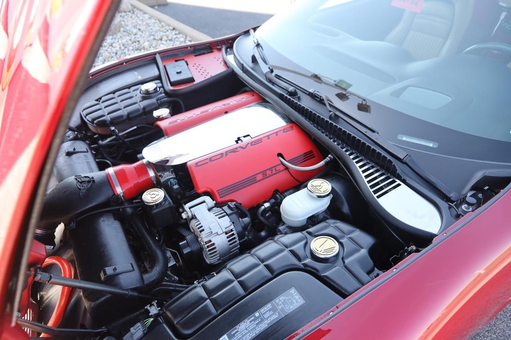Chevrolet Corvette Vehicle Full-screen Gallery Image 21