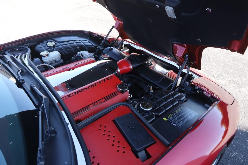 Chevrolet Corvette Vehicle Full-screen Gallery Image 23