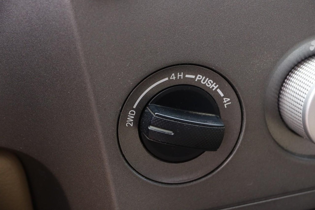Toyota Tundra 4WD Truck Vehicle Full-screen Gallery Image 13