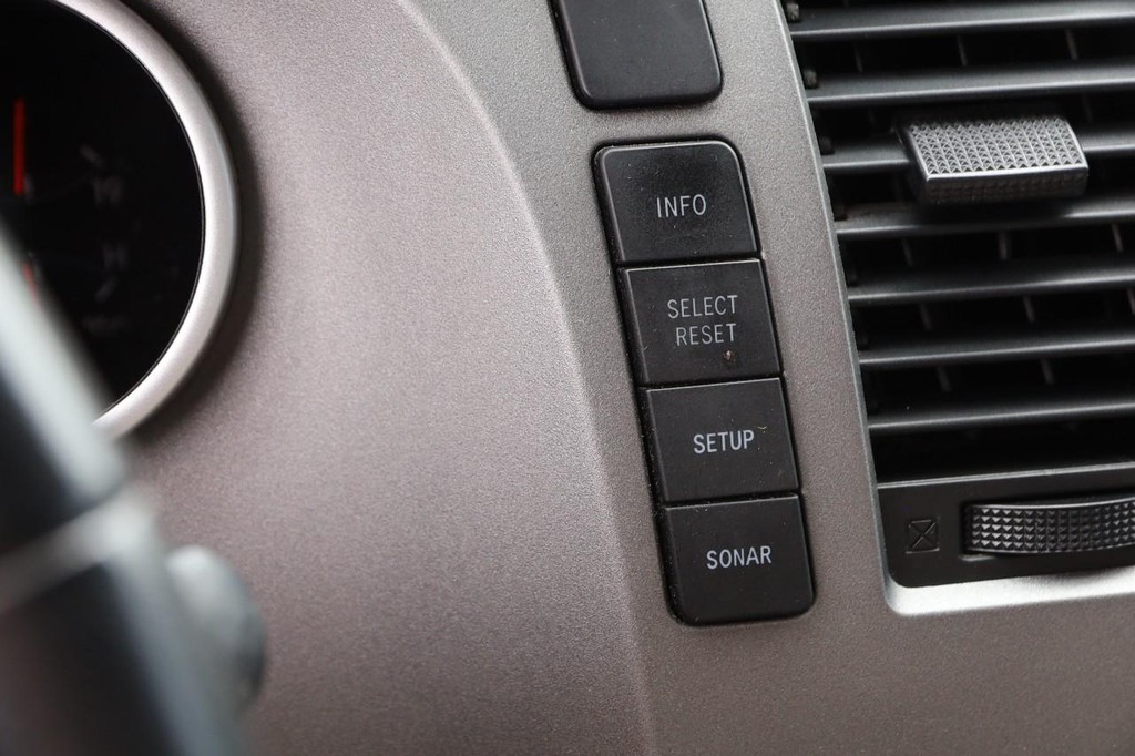Toyota Tundra 4WD Truck Vehicle Full-screen Gallery Image 14