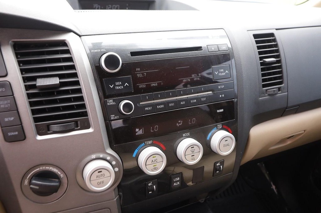 Toyota Tundra 4WD Truck Vehicle Full-screen Gallery Image 15