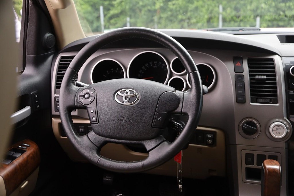 Toyota Tundra 4WD Truck Vehicle Full-screen Gallery Image 21