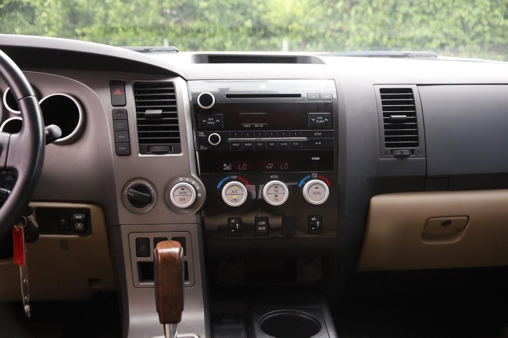Toyota Tundra 4WD Truck Vehicle Full-screen Gallery Image 22