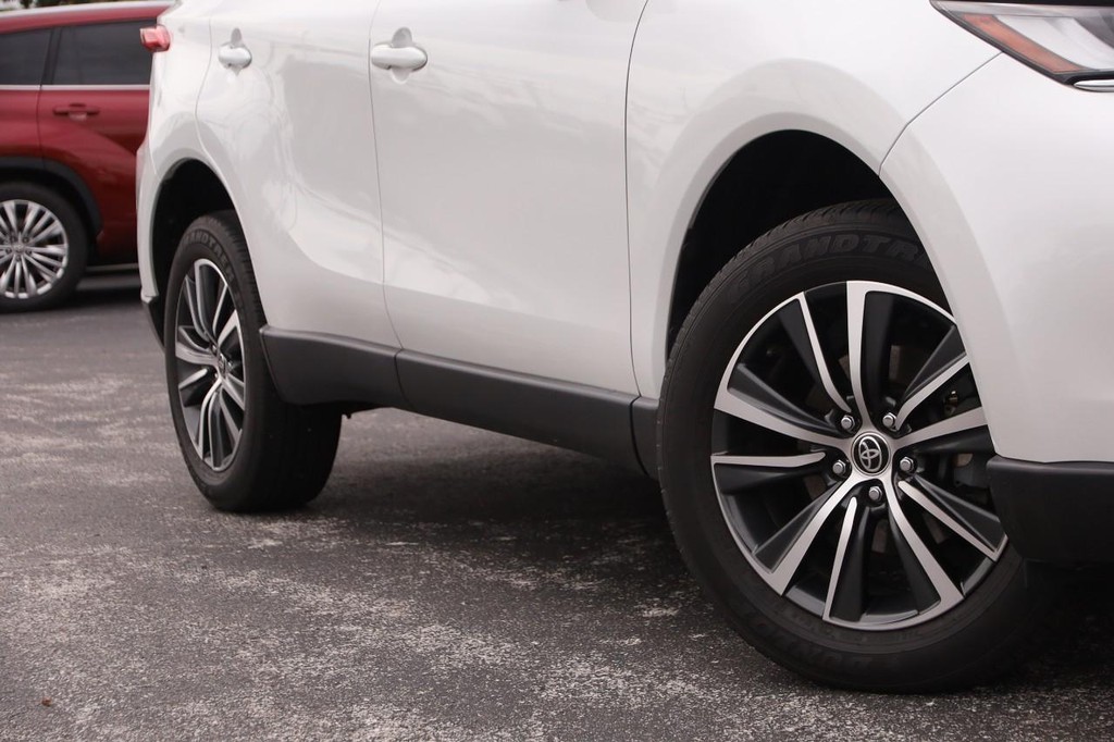 Toyota Venza Vehicle Full-screen Gallery Image 3